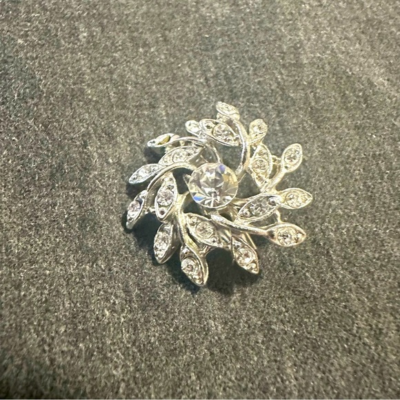 unbranded Jewelry - Vintage Silver Tone Floral Wreath Rhinestone Statement Brooch Bright White